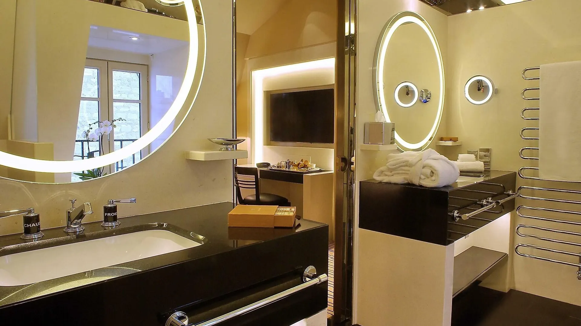 פריז Hotel Montaigne