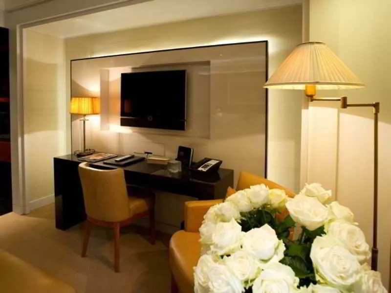 Hotel Montaigne Paris